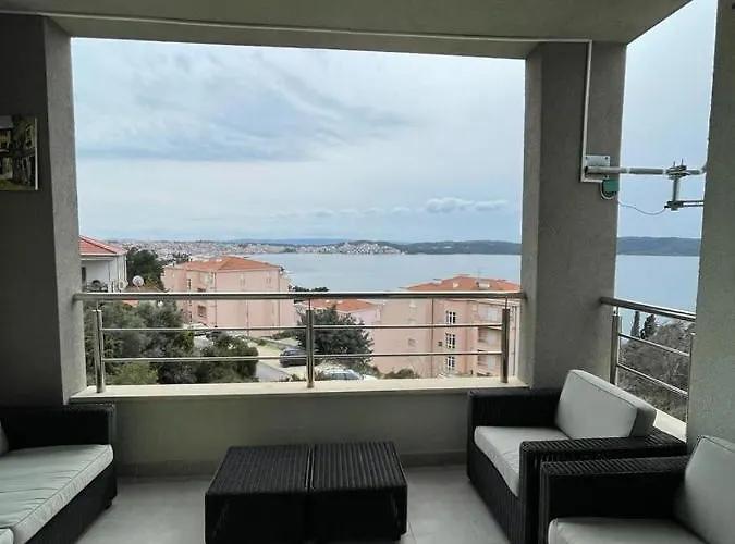 Daniela 特罗吉尔